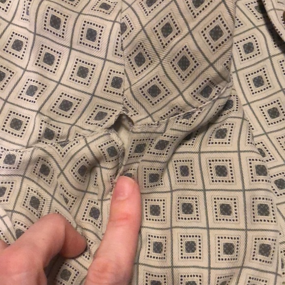 Tommy Bahama 100% silk men’s patterned button down shirt - Picture 8 of 8